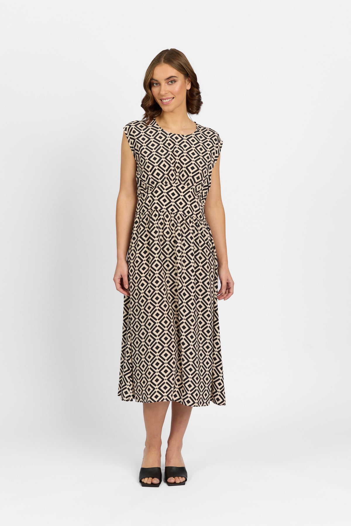 Knewe - Global Dress in Theory