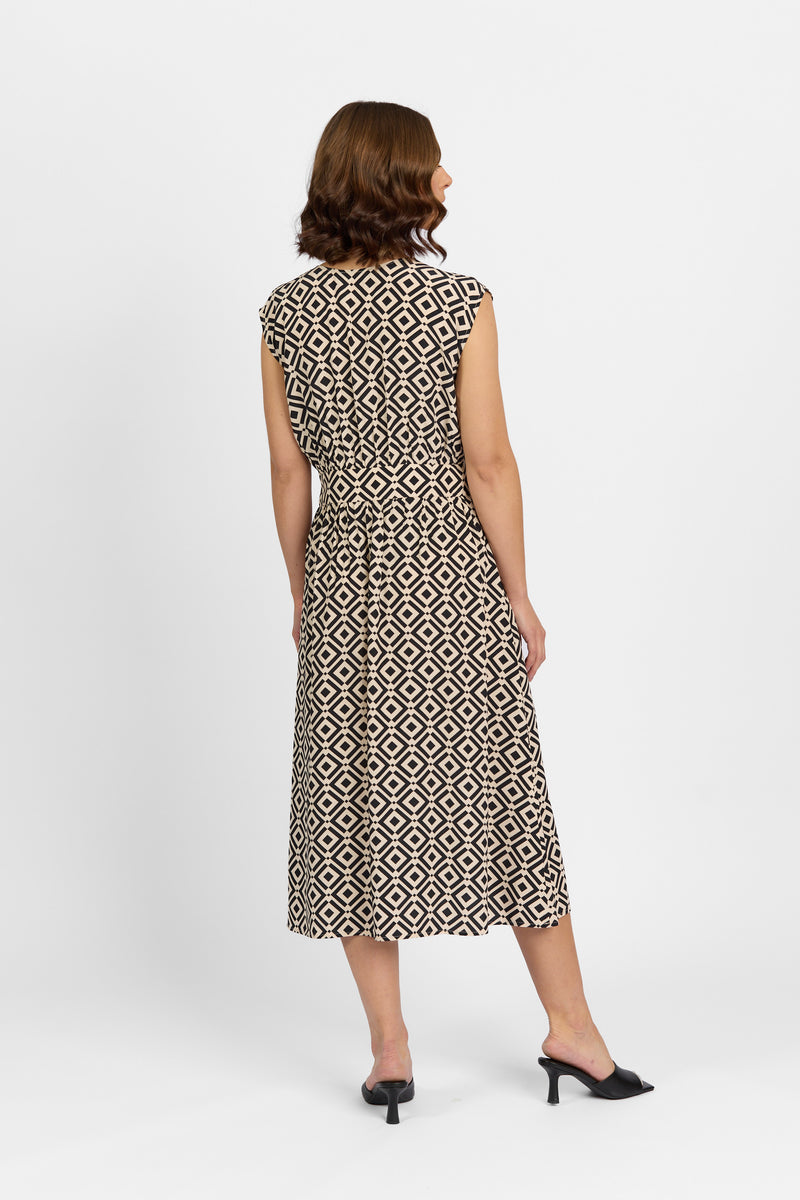 Knewe - Global Dress in Theory